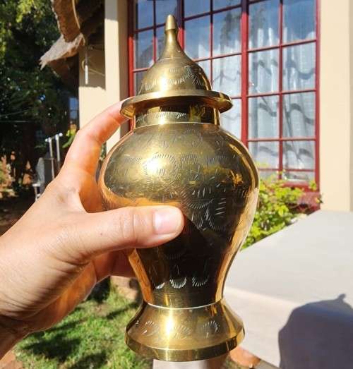 A BRASS LIDDED GINGER JAR WITH LEAVE ENGRAVINGS 22CM HIGH
