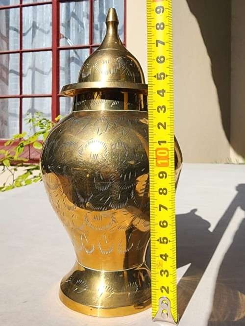 A BRASS LIDDED GINGER JAR WITH LEAVE ENGRAVINGS 22CM HIGH