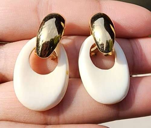 VINTAGE BONE AND GOLD TONED EARRINGS IN VERY GOOD CONDITION