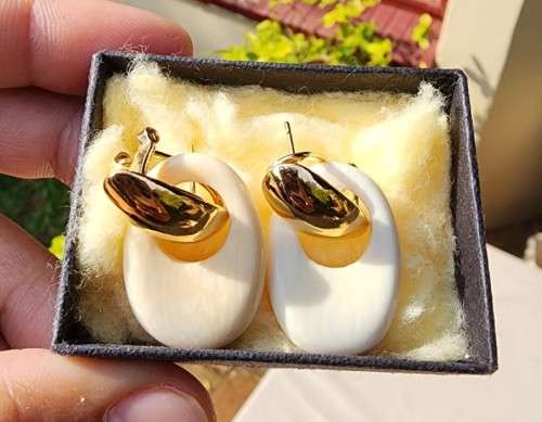 VINTAGE BONE AND GOLD TONED EARRINGS IN VERY GOOD CONDITION