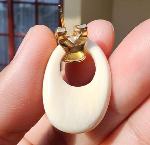 VINTAGE BONE AND GOLD TONED EARRINGS IN VERY GOOD CONDITION