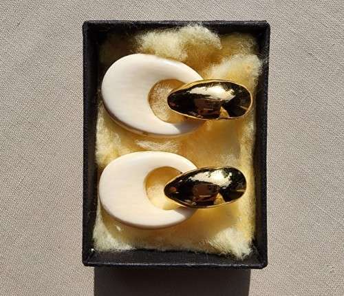 VINTAGE BONE AND GOLD TONED EARRINGS IN VERY GOOD CONDITION