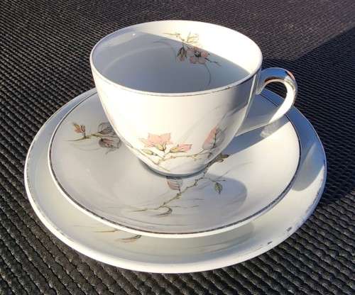 ALFRED MEAKIN ENGLAND VINTAGE 1940-1960 GLO-WHITE SERIES SONATA PATTERN 19 PIECE IRONWARE TEASET