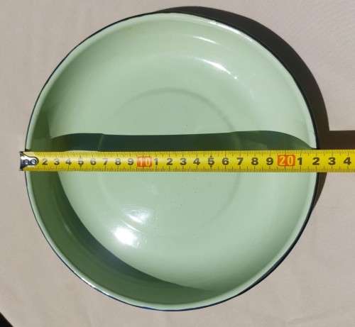 BATCH OF 4 GREEN WITH BLACK TRIMS ENAMEL ROLLED RIM SOUP BOWLS AND LARGE COFFEE MUG