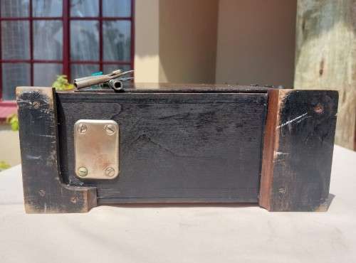 GERRARD ENGLAND 1930S MECHANICAL KEY WOUND MANTLE CLOCK COMPLETE WITH ORIGINAL KEY AND PENDULUM