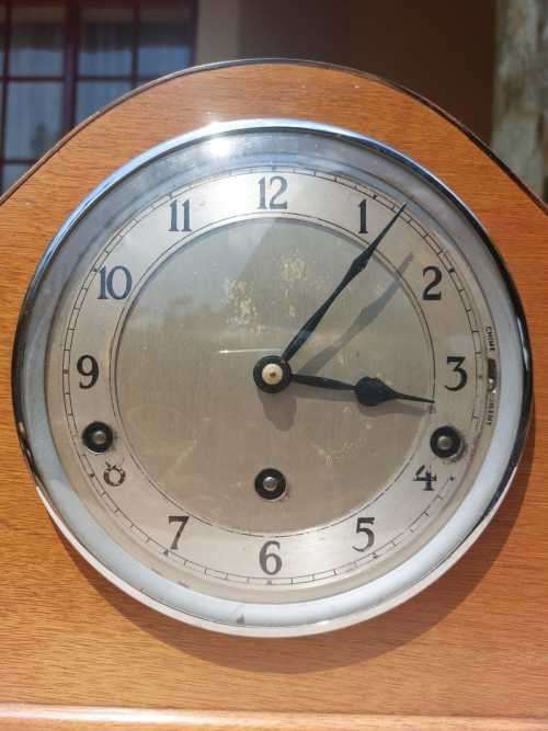 GERRARD ENGLAND 1930S MECHANICAL KEY WOUND MANTLE CLOCK COMPLETE WITH ORIGINAL KEY AND PENDULUM