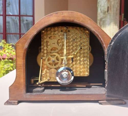 GERRARD ENGLAND 1930S MECHANICAL KEY WOUND MANTLE CLOCK COMPLETE WITH ORIGINAL KEY AND PENDULUM