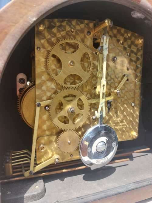 GERRARD ENGLAND 1930S MECHANICAL KEY WOUND MANTLE CLOCK COMPLETE WITH ORIGINAL KEY AND PENDULUM