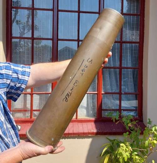 GIGANTIC 61,5CM HIGH 105MM CALIBRE M68 TANK GUN SHELL CASING DATED 1975 WITH PRIMER WEIGHS 6,6KG