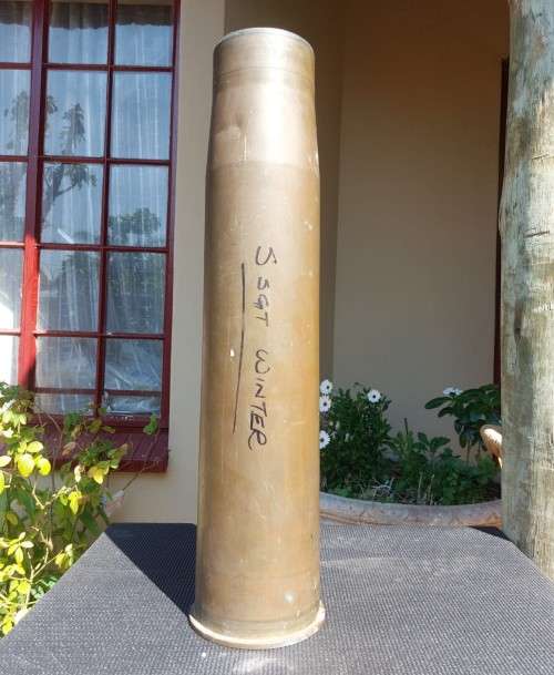 GIGANTIC 61,5CM HIGH 105MM CALIBRE M68 TANK GUN SHELL CASING DATED 1975 WITH PRIMER WEIGHS 6,6KG