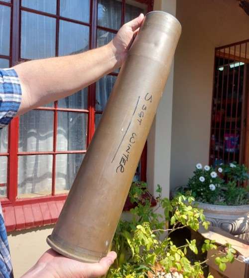 GIGANTIC 61,5CM HIGH 105MM CALIBRE M68 TANK GUN SHELL CASING DATED 1975 WITH PRIMER WEIGHS 6,6KG