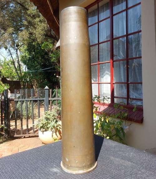 GIGANTIC 61,5CM HIGH 105MM CALIBRE M68 TANK GUN SHELL CASING DATED 1975 WITH PRIMER WEIGHS 6,6KG