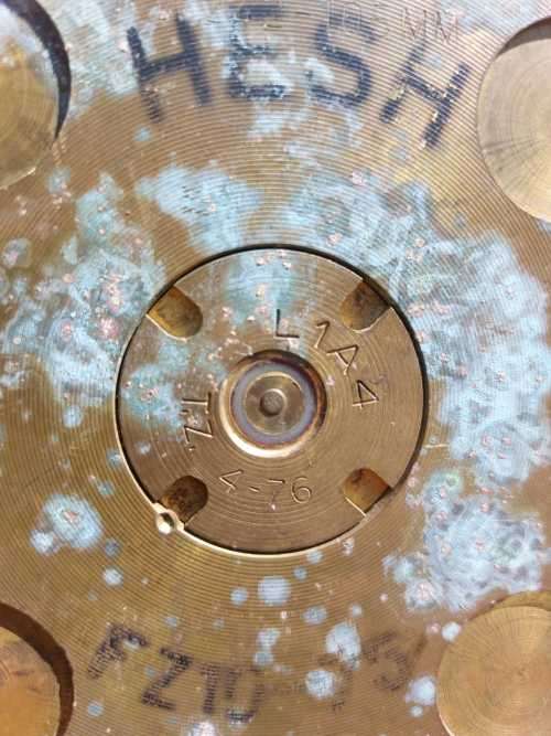 GIGANTIC 61,5CM HIGH 105MM CALIBRE M68 TANK GUN SHELL CASING DATED 1975 WITH PRIMER WEIGHS 6,6KG