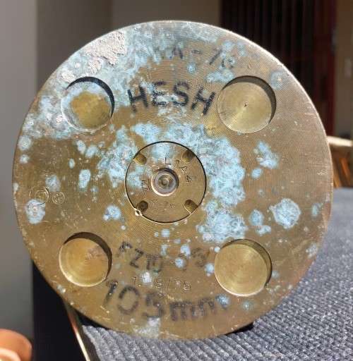 GIGANTIC 61,5CM HIGH 105MM CALIBRE M68 TANK GUN SHELL CASING DATED 1975 WITH PRIMER WEIGHS 6,6KG