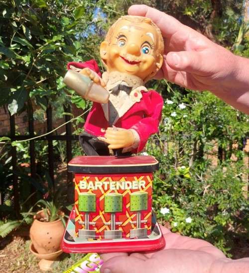 RARE VINTAGE 1950S NOMURA JAPANESE MANUFACTURED BATTERY POWERED BARTENDER FACE STILL LIGHTS UP!