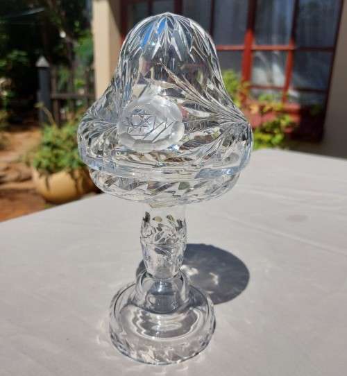 GORGEOUS ROSE CUT CHRYSTAL LAMP IN VERY GOOD CONDITION