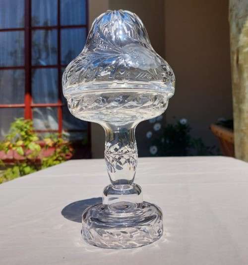GORGEOUS ROSE CUT CHRYSTAL LAMP IN VERY GOOD CONDITION