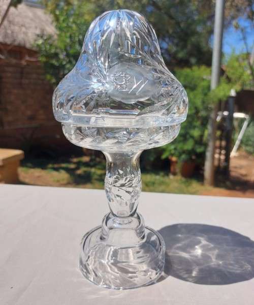 GORGEOUS ROSE CUT CHRYSTAL LAMP IN VERY GOOD CONDITION