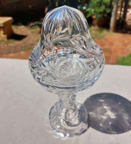 GORGEOUS ROSE CUT CHRYSTAL LAMP IN VERY GOOD CONDITION