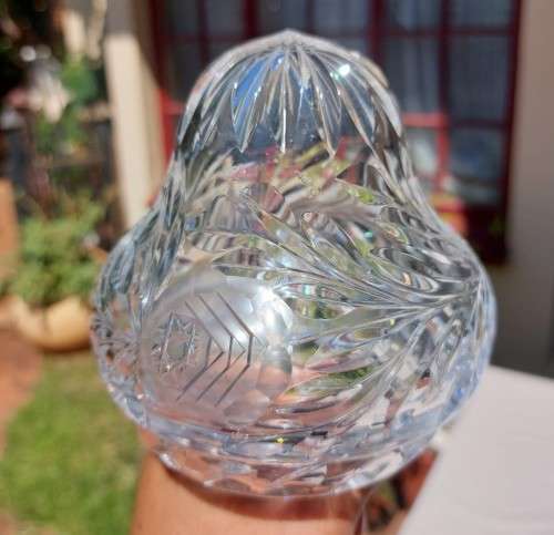 GORGEOUS ROSE CUT CHRYSTAL LAMP IN VERY GOOD CONDITION