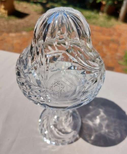 GORGEOUS ROSE CUT CHRYSTAL LAMP IN VERY GOOD CONDITION