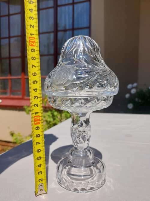 GORGEOUS ROSE CUT CHRYSTAL LAMP IN VERY GOOD CONDITION