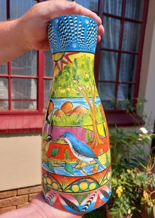 A STUNNING HANDPAINTED LARGE 37CM HIGH CARAFE OR VASE BY ZIM ARTIST MASTER NDATYAMA