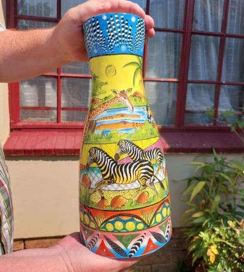 A STUNNING HANDPAINTED LARGE 37CM HIGH CARAFE OR VASE BY ZIM ARTIST MASTER NDATYAMA