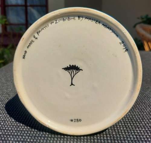 A STUNNING HANDPAINTED LARGE 37CM HIGH CARAFE OR VASE BY ZIM ARTIST MASTER NDATYAMA