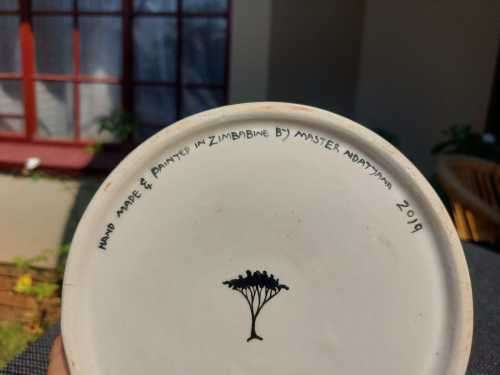 A STUNNING HANDPAINTED LARGE 37CM HIGH CARAFE OR VASE BY ZIM ARTIST MASTER NDATYAMA