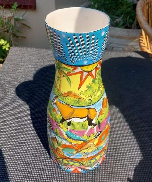 A STUNNING HANDPAINTED LARGE 37CM HIGH CARAFE OR VASE BY ZIM ARTIST MASTER NDATYAMA