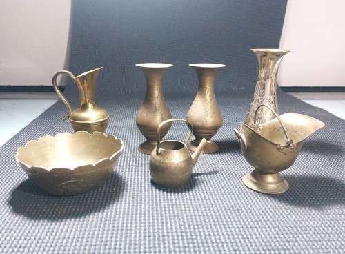 WONDERFUL BATCH OF 7 BRASS ITEMS 3 VASES PITCHER MINIATURE KETTLE AND BUCKET BOWL