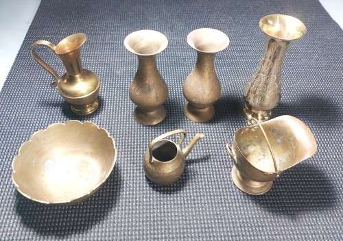 WONDERFUL BATCH OF 7 BRASS ITEMS 3 VASES PITCHER MINIATURE KETTLE AND BUCKET BOWL