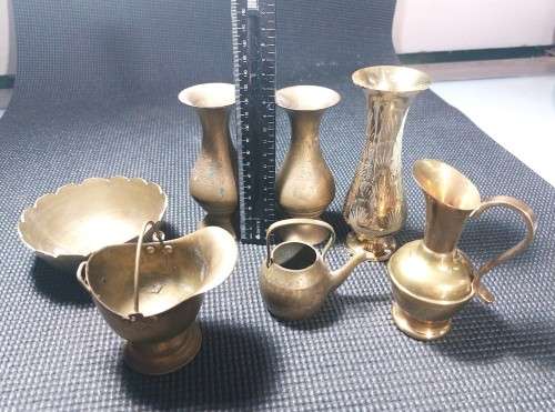 WONDERFUL BATCH OF 7 BRASS ITEMS 3 VASES PITCHER MINIATURE KETTLE AND BUCKET BOWL