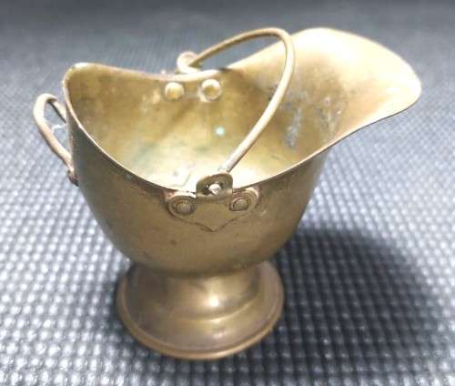 WONDERFUL BATCH OF 7 BRASS ITEMS 3 VASES PITCHER MINIATURE KETTLE AND BUCKET BOWL