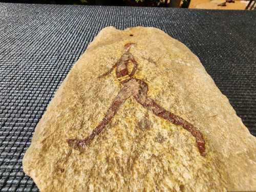 BUSHMAN WALKING MODERN IMITATION SAN BUSHMEN ROCK ART ON SLATE SIGNED BY ARTIST
