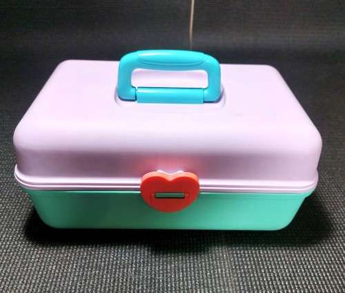 A VINTAGE 1990 REDBOX CABOODLES MAKE UP CARRY CASE IN LIGHT PURPLE AND TEAL WITH HEART LOCK AND MIRR