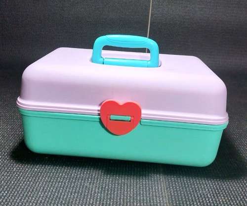 A VINTAGE 1990 REDBOX CABOODLES MAKE UP CARRY CASE IN LIGHT PURPLE AND TEAL WITH HEART LOCK AND MIRR