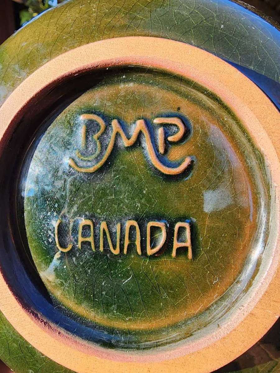 LOVELY BLUE MOUNTAIN POTTERY RIPPLE BOWL MADE IN CANADA