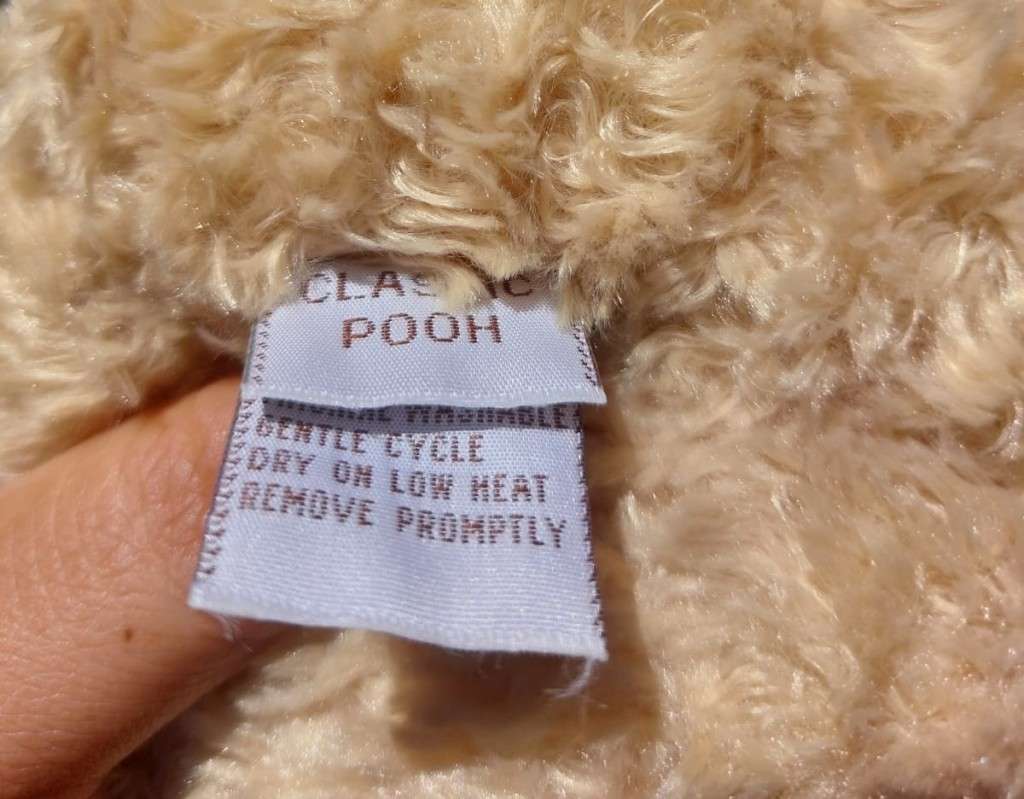 A COLLECTABLE GUND USA WINNIE THE POOH DISNEY BEAR VINTAGE 1990S