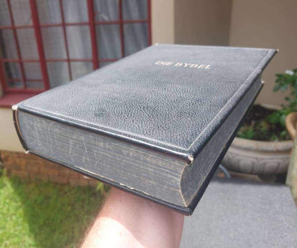 GOOD HARD COVER 1953 AFRIKAANSE FAMILIEBYBEL PRINTED BY JH DE BUSSY HOLLAND