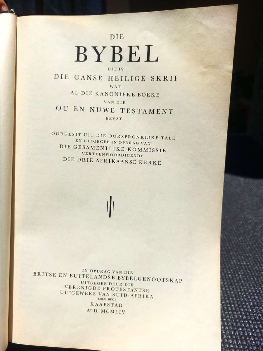 GOOD HARD COVER 1953 AFRIKAANSE FAMILIEBYBEL PRINTED BY JH DE BUSSY HOLLAND