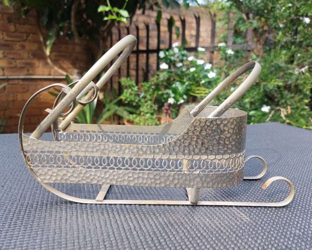 UNUSUAL SLEIGH SHAPED METAL WINE BOTTLE HOLDER FOR XMAS