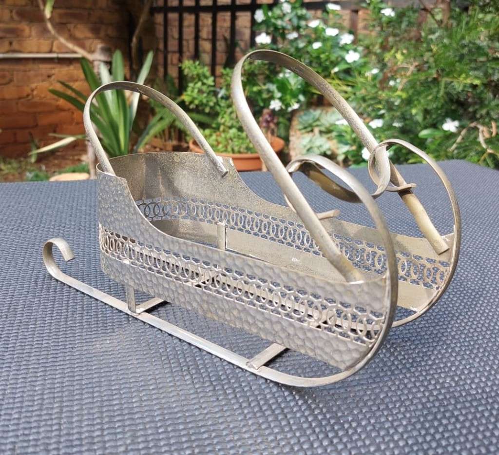 UNUSUAL SLEIGH SHAPED METAL WINE BOTTLE HOLDER FOR XMAS
