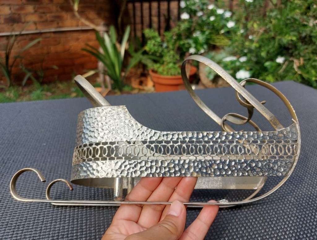 UNUSUAL SLEIGH SHAPED METAL WINE BOTTLE HOLDER FOR XMAS