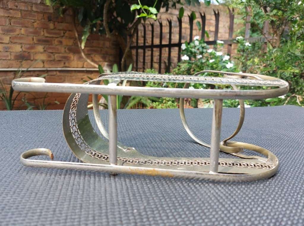 UNUSUAL SLEIGH SHAPED METAL WINE BOTTLE HOLDER FOR XMAS