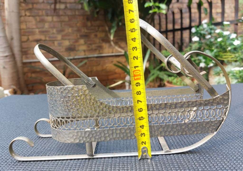 UNUSUAL SLEIGH SHAPED METAL WINE BOTTLE HOLDER FOR XMAS