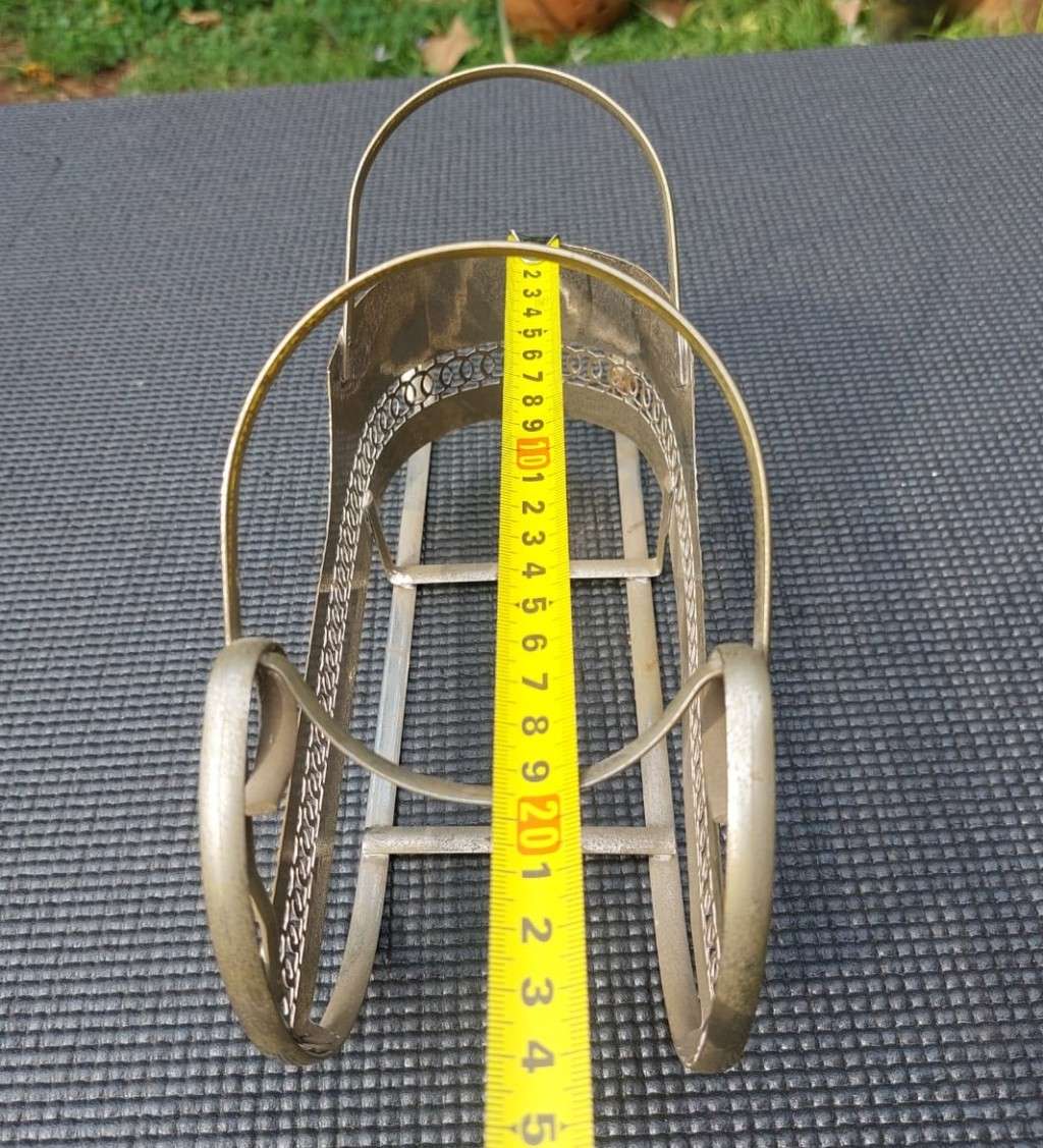 UNUSUAL SLEIGH SHAPED METAL WINE BOTTLE HOLDER FOR XMAS