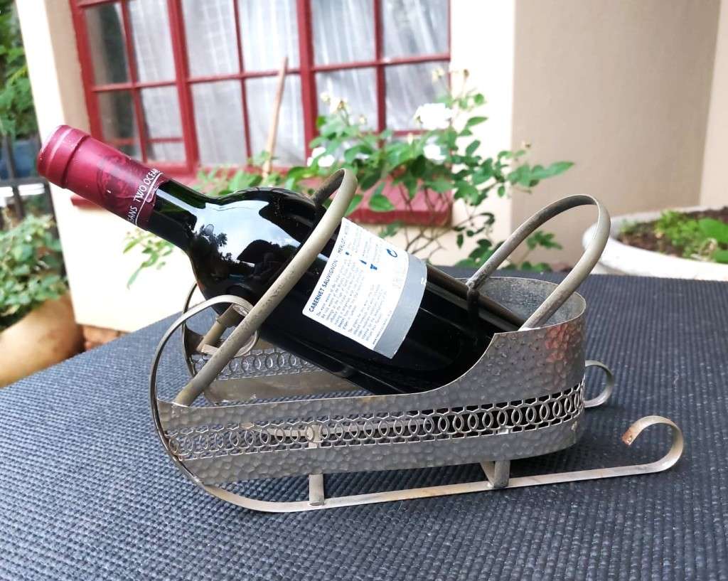 UNUSUAL SLEIGH SHAPED METAL WINE BOTTLE HOLDER FOR XMAS