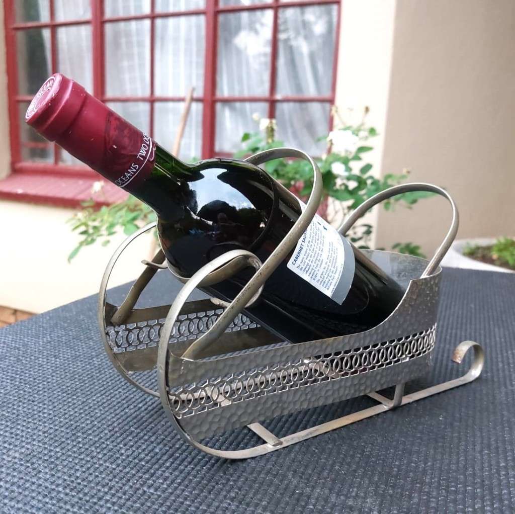UNUSUAL SLEIGH SHAPED METAL WINE BOTTLE HOLDER FOR XMAS